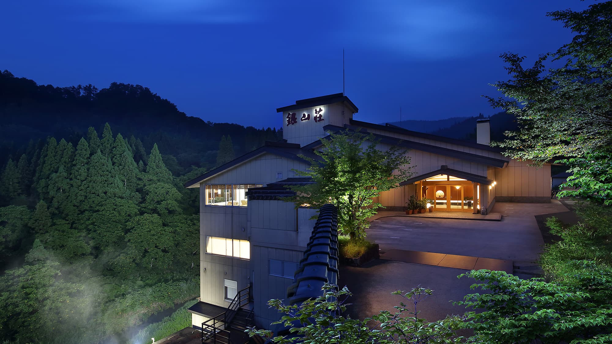 【2026年最新】銀山温泉の観光スポットおすすめ5選!食べ歩きグルメと泊まりたい宿4軒まとめ