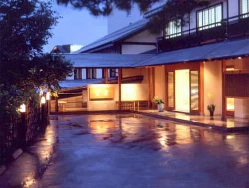 【2026年最新】草津温泉で源泉かけ流しが楽しめるおすすめ宿4選|湯畑・万代鉱の名湯に浸かる