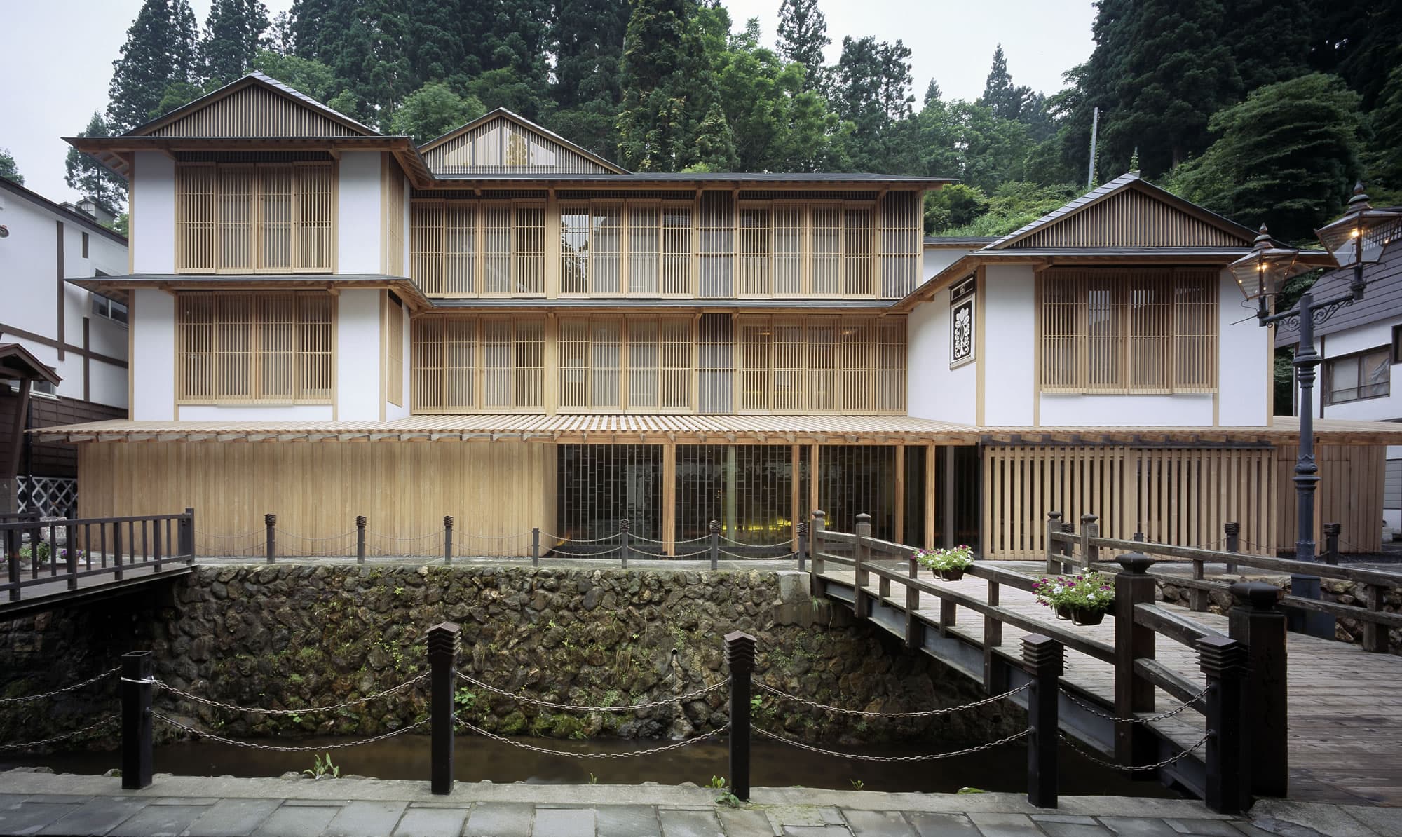 銀山温泉の映えるホテル2026年最新版|大正ロマンの街並みとガス灯が織りなす幻想的な宿4選
