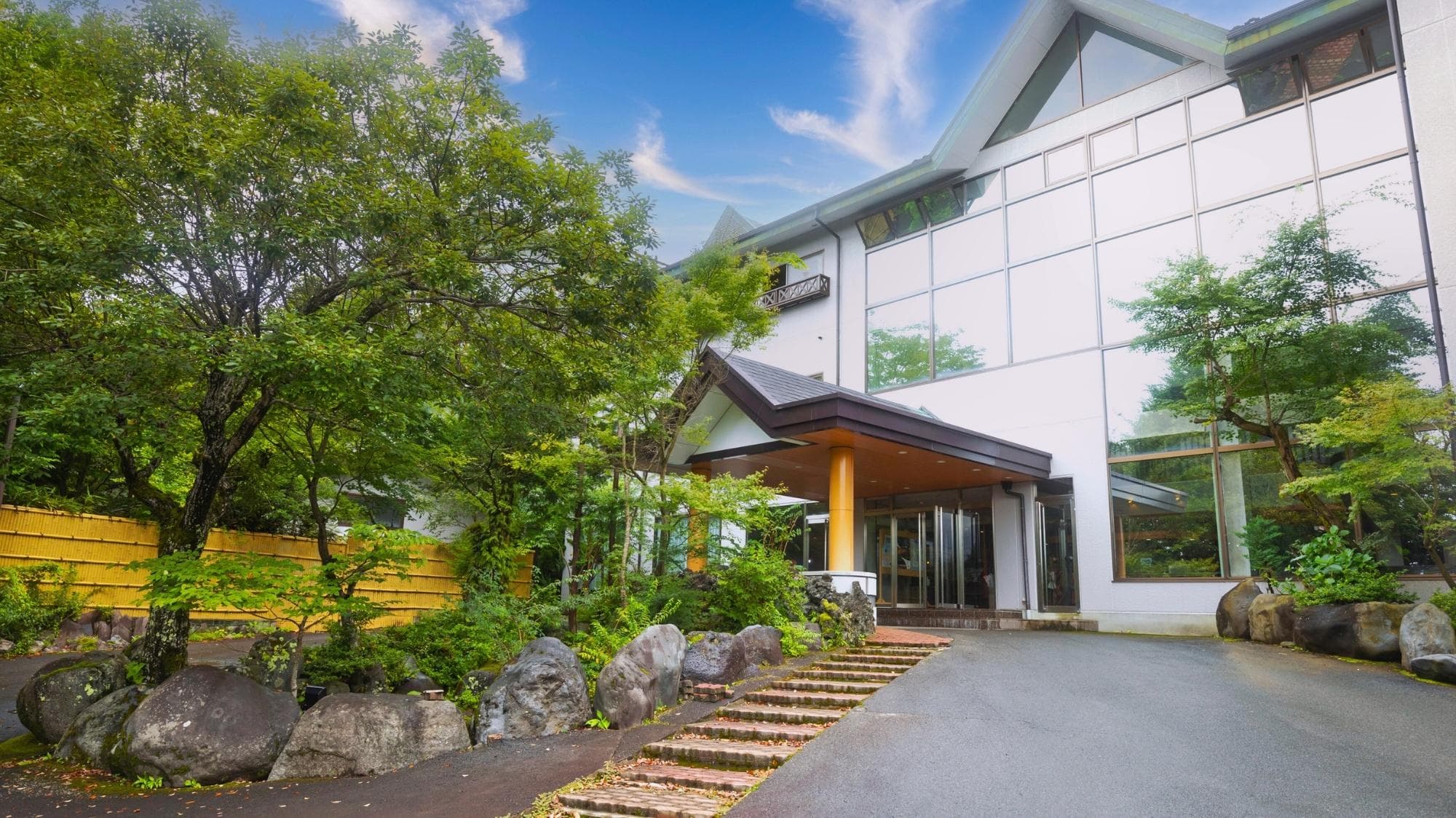山中湖で女子旅するなら1万円以下で泊まれる!2026年最新おすすめ宿6選